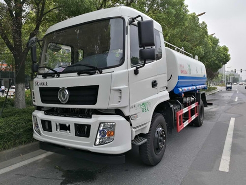 东风专底洒水车